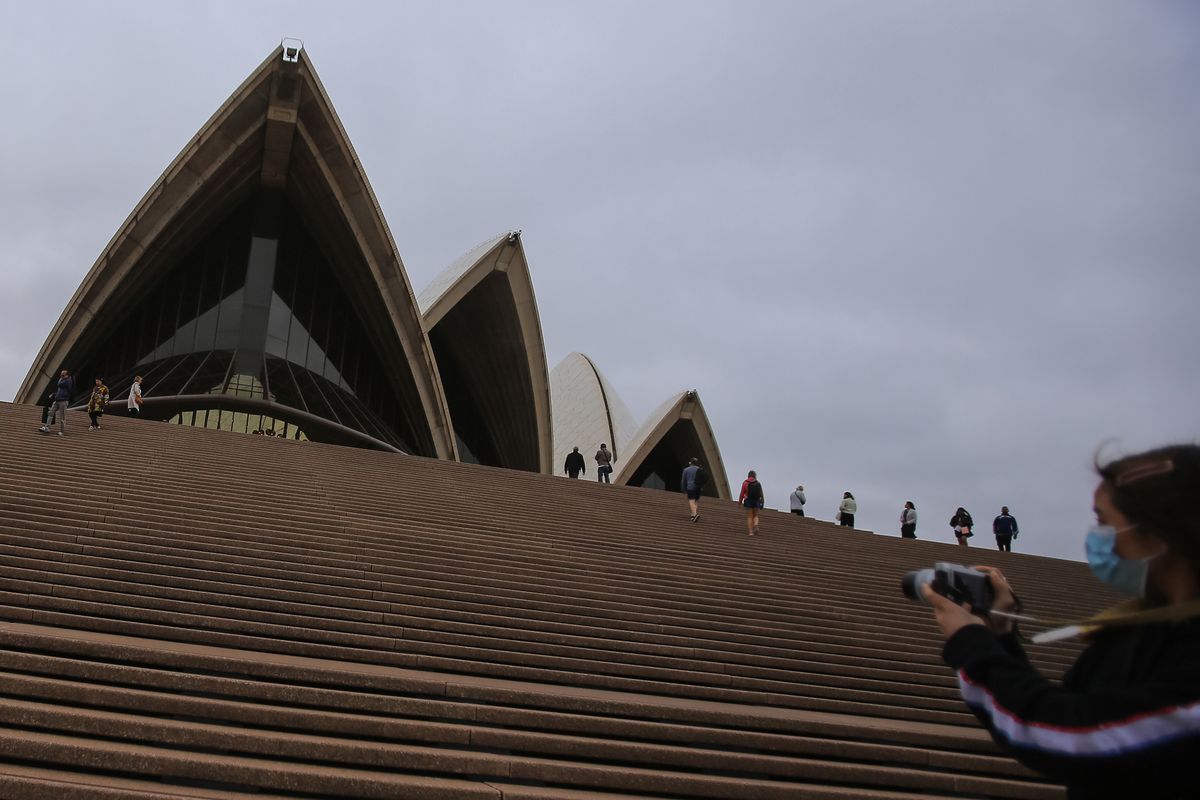 Władzom Sydney nie udało się zahamować rozprzestrzeniania wariantu Delta. Zdecydowano, że lockdown zostanie przedłużony o kolejne cztery tygodnie. (Photo by Steven Saphore/Anadolu Agency via Getty Images)