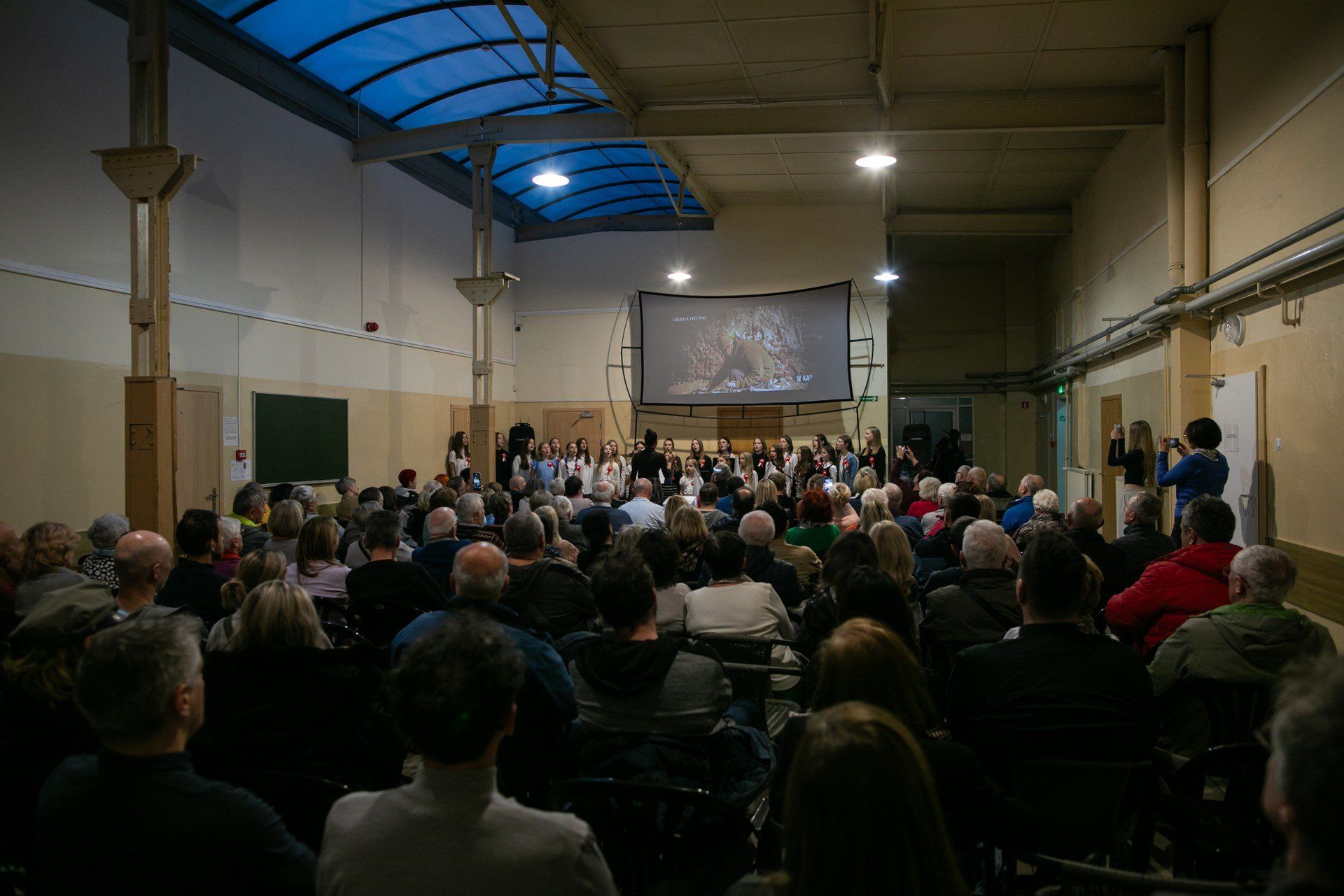 Film &#34;W karbidowym pyle. Smukała 1941-1943&#34; upamiętnia ofiary obozu przesiedleńczego. W czasie okupacji więziono tam około 4000 osób, z czego około 400 zmarło - w większości dzieci.