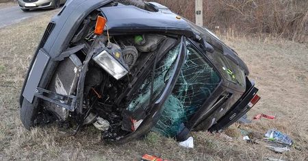 Kierowca autobusu wymusił pierwszeństwo. Audi dachowało w rowie