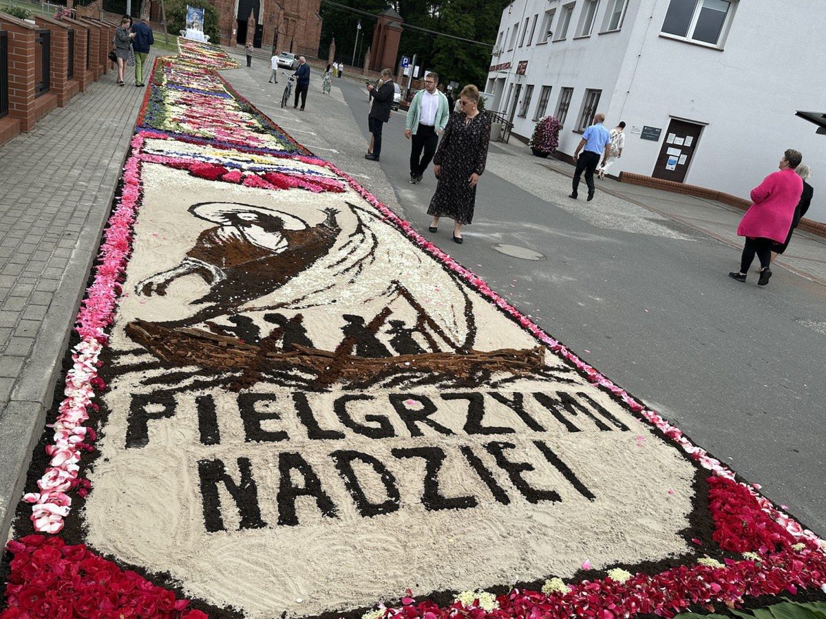 Jak Krzymów świętuje Boże Ciało? Kwietny dywan, który zachwyca