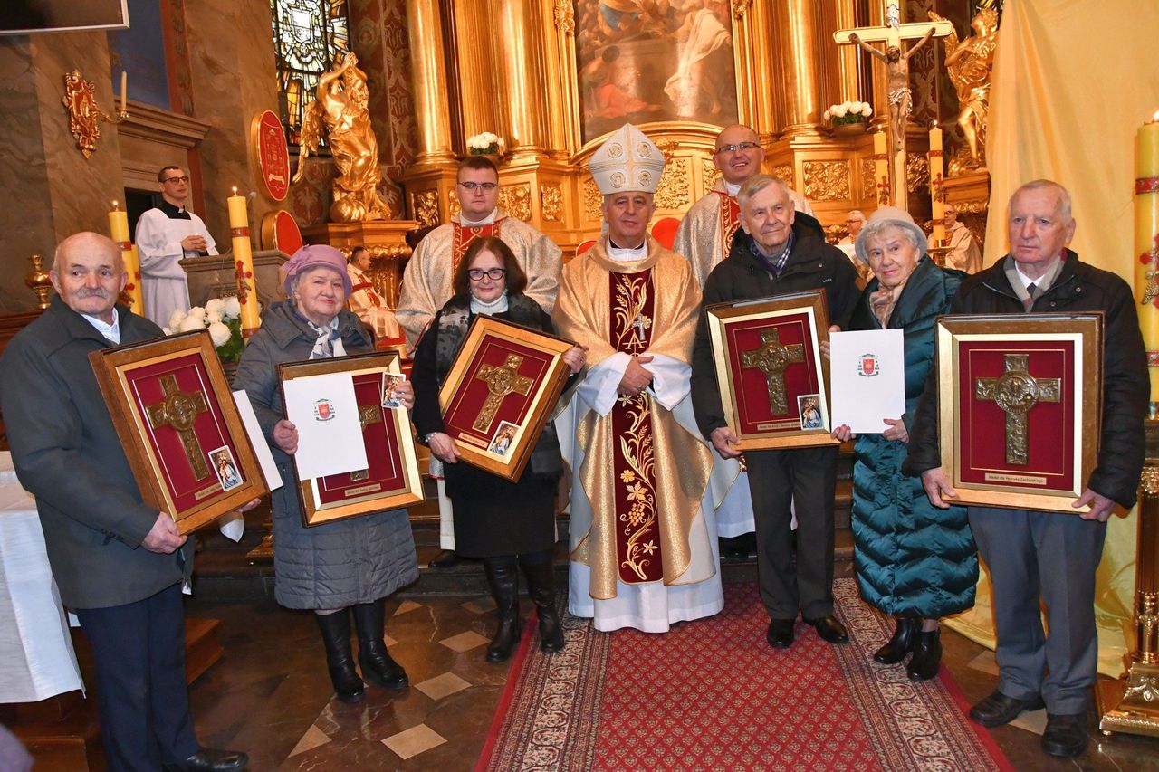 Kielce: Uroczysta msza w Bazylice Katedralnej. Biskup wręczył medale