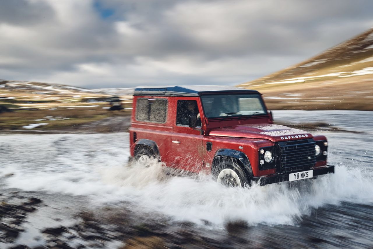 Land Rover Defender ma się świetnie. Producent sprzedaje fabrycznie nowe egzemplarze