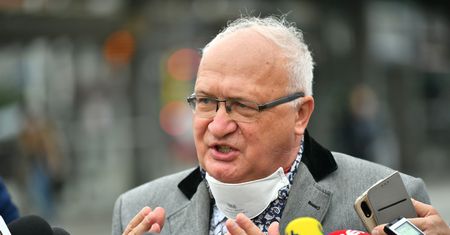Prof. Krzysztof Simon w reklamie. "Promowałem polskie maseczki, nie chińskie"