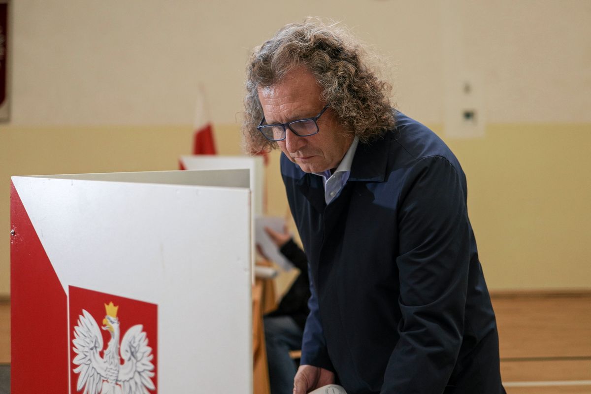 Jacek Karnowski, prezydent Sopotu, oddaje głos w wyborach parlamentarnych 2023