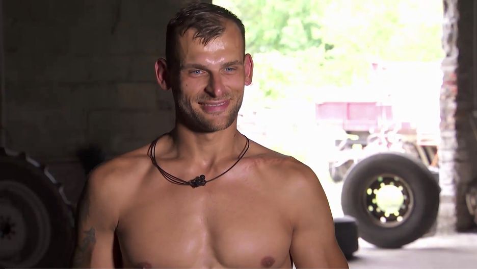 Adam z "Rolnik szuka żony" miał okazje, by pochwalić się tężyzną fizyczną na gospodarstwie Magdy