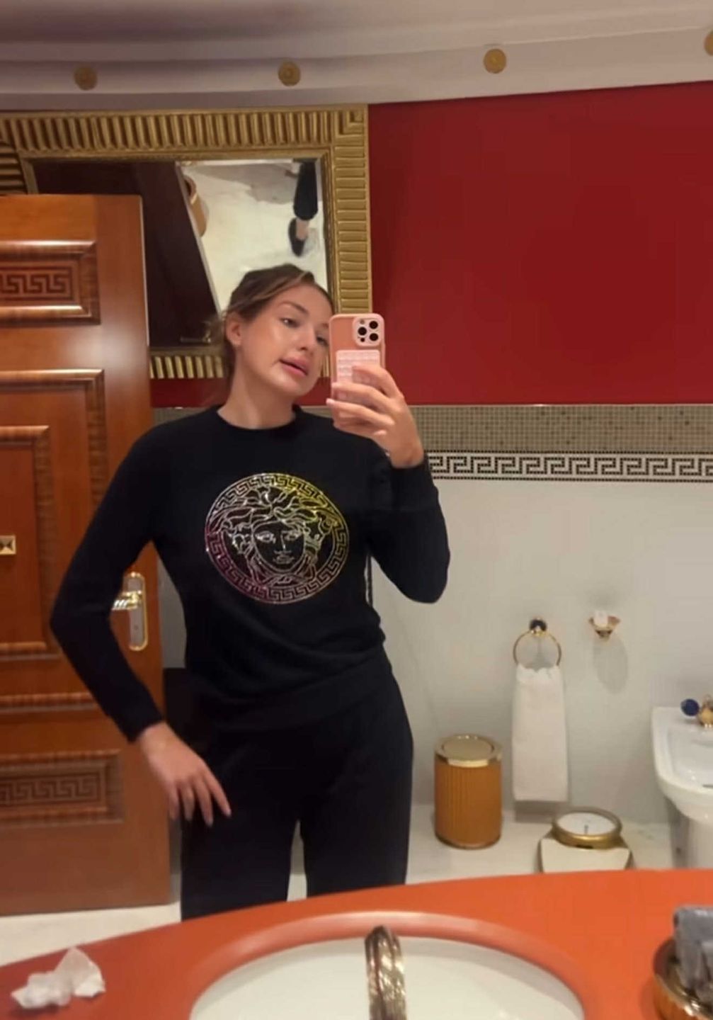 Caroline Derpienski nadaje z luksusowego hotelu w Dubaju