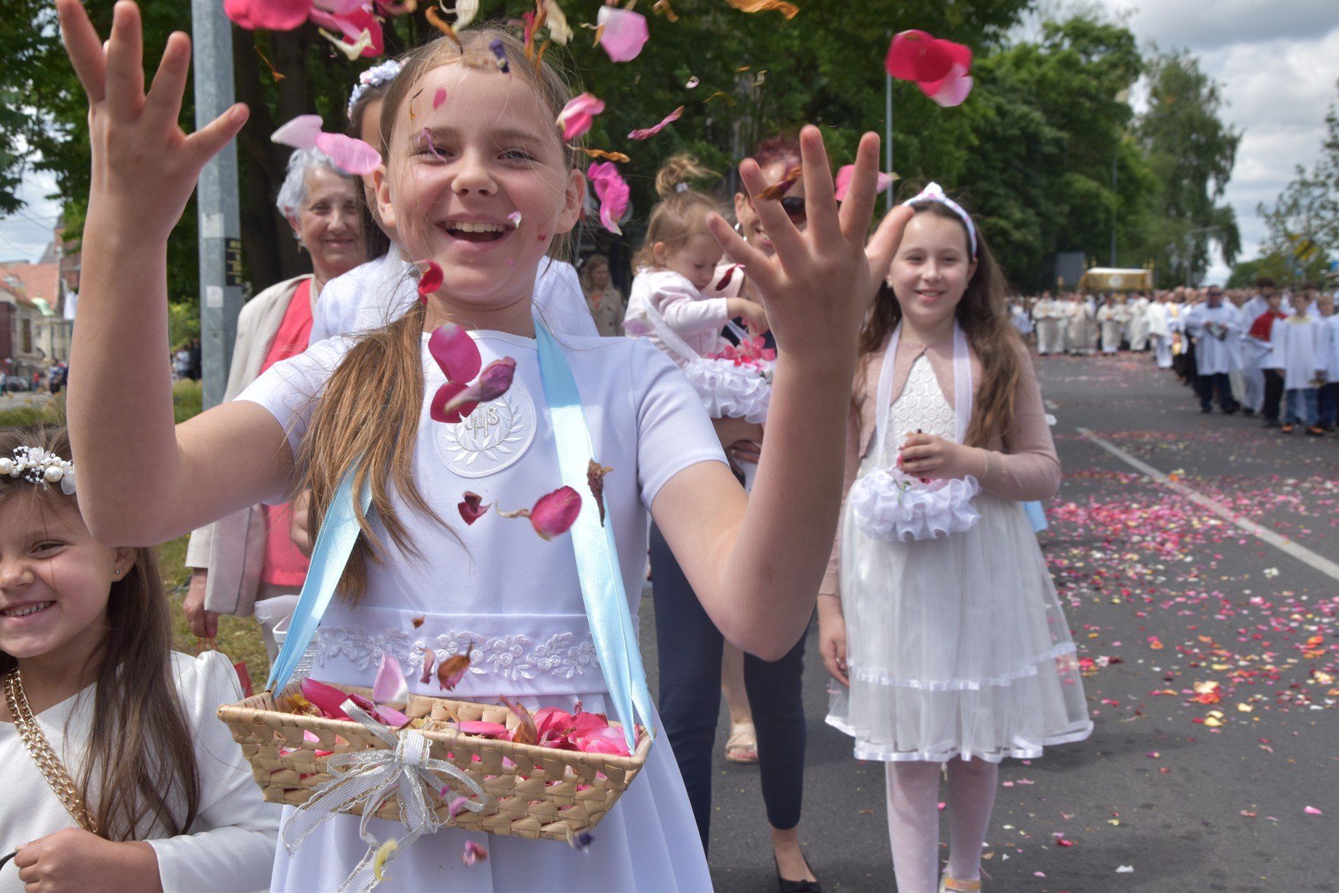 Gorzowska procesja na Boże Ciało przeszła z katedry - ulicami Chrobrego, Jagiełły i Sikorskiego - na Stary Rynek. 