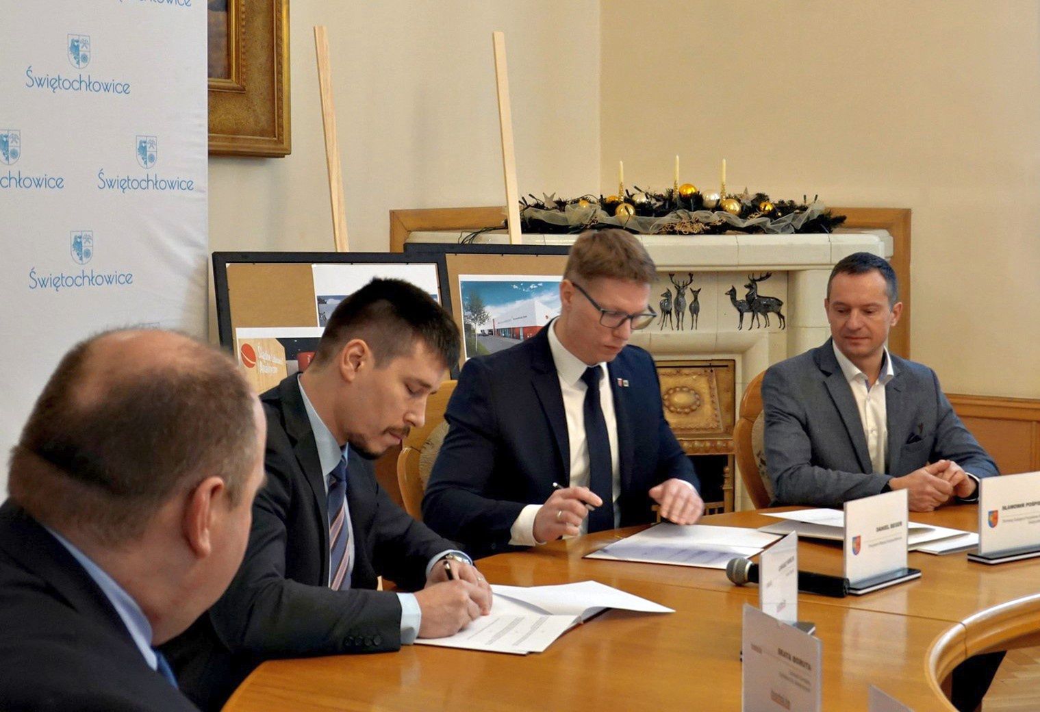 Władze Świętochłowic i firmy badaj.to podpisały umowę o budowie siedziby firmy w mieście.