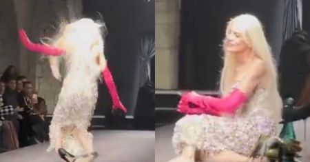 Supermodelka RUNĘŁA NA ZIEMIĘ na pokazie Valentino w Paryżu! Fani boją się o jej zdrowie: "Co się stało ze stopami?!" (WIDEO)