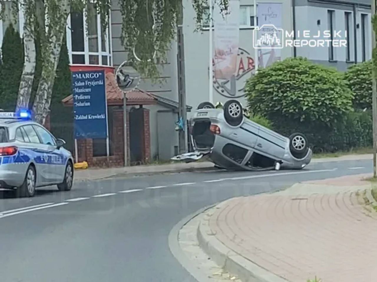 Grodzisk Mazowiecki: 25-latek nie opanował mocy Yarisa i dachował.