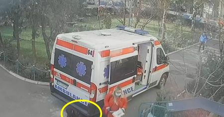 Karetka potrąciła pieszą. Medycy nie zauważyli, że leży pod pojazdem