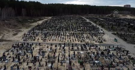 Setki grobów pod Kijowem. Poruszające nagranie z drona obiega świat