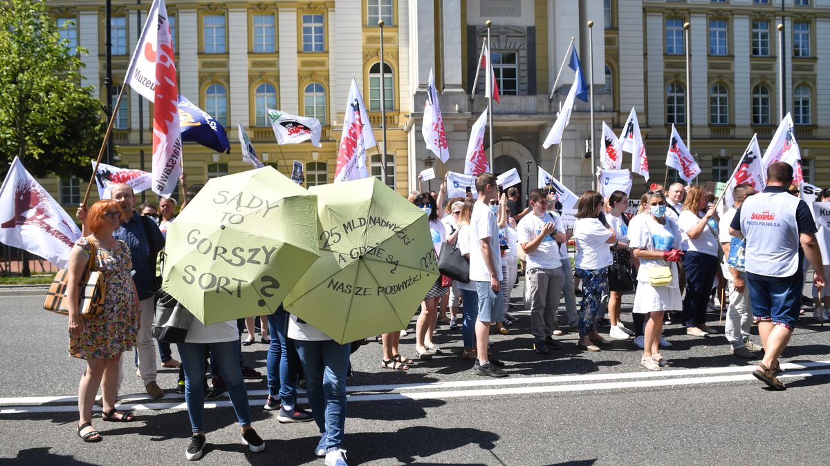 uczestnicy demonstracjiWarszawa, 29.07.2021. Uczestnicy demonstracji przedstawicieli s�downictwa i prokuratury przed siedzib� Kancelarii Prezesa Rady Ministr�w w Warszawie, 29 bm. (amb) PAP/Radek PietruszkaRadek Pietruszkademonstracja, happening, KPRM, pikieta, prawnicy, prawnik�w, BINARY<(11) bytes>