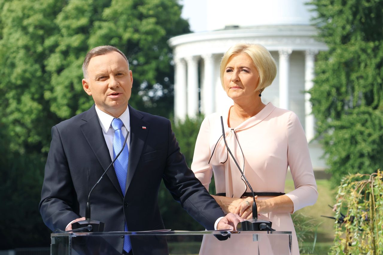 Wybory prezydenckie 2025. Emerytura prezydenta RP i jego współmałżonka. Po ilu latach i jaka kwota?