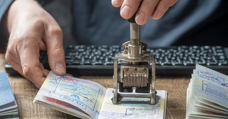 Koniec kultowych pieczątek w paszportach. Podróże wchodzą w nową erę