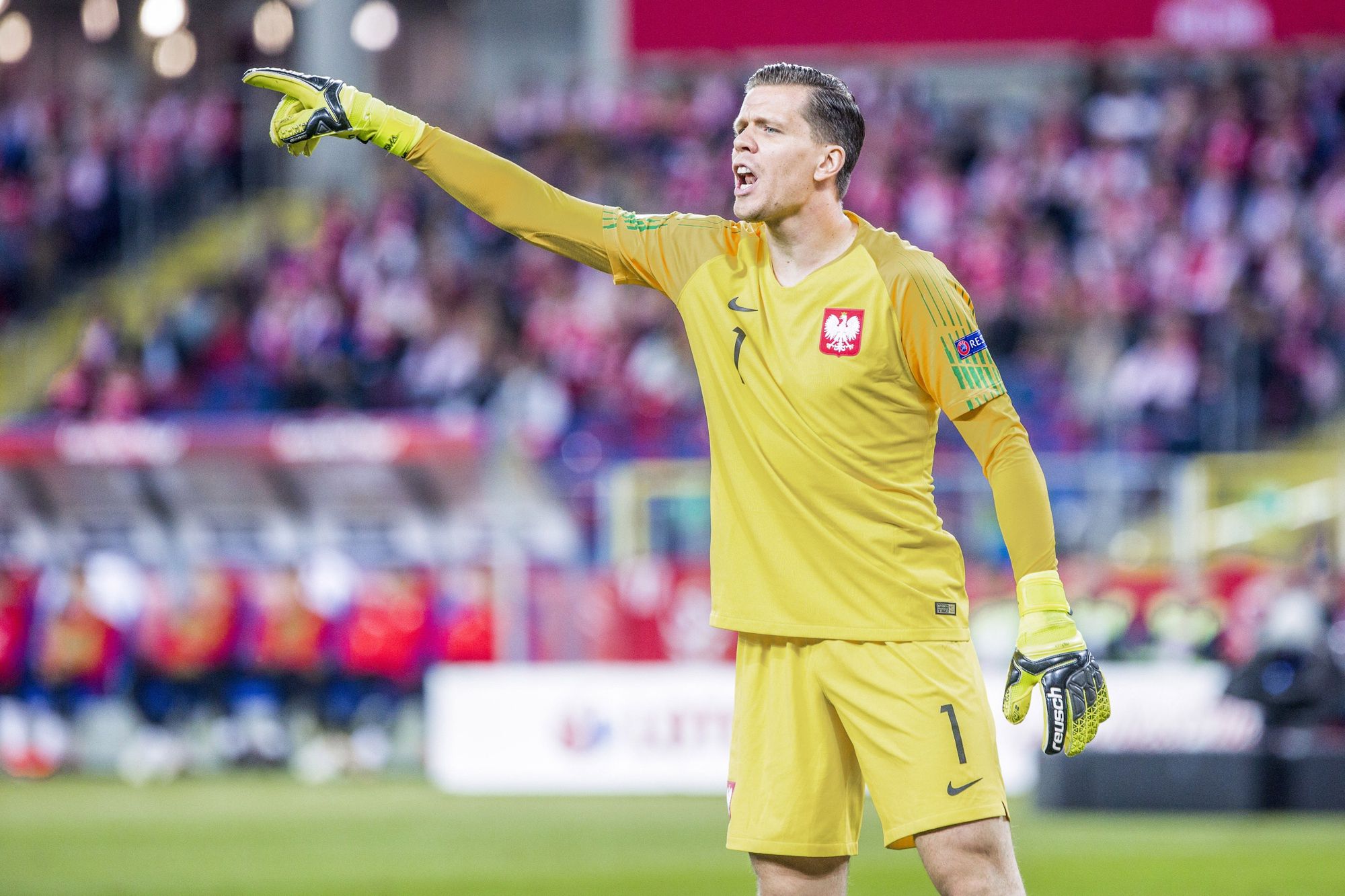 Wojtek Szczęsny został OBRZUCONY BUTELKAMI przez pseudokibiców w Albanii