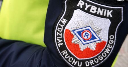 Rybnik. Wsiadł za kierownicę z zakazem prowadzenia pojazdów i narkotykami. Wpadł, bo samochód nie miał tablicy rejestracyjnej