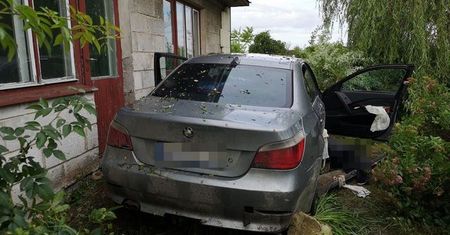 Wjechał na posesję taranując ogrodzenie i żywopłot. W pojeździe miał 3 pasażerów. Wszyscy byli pod wpływem [Mamy foto]