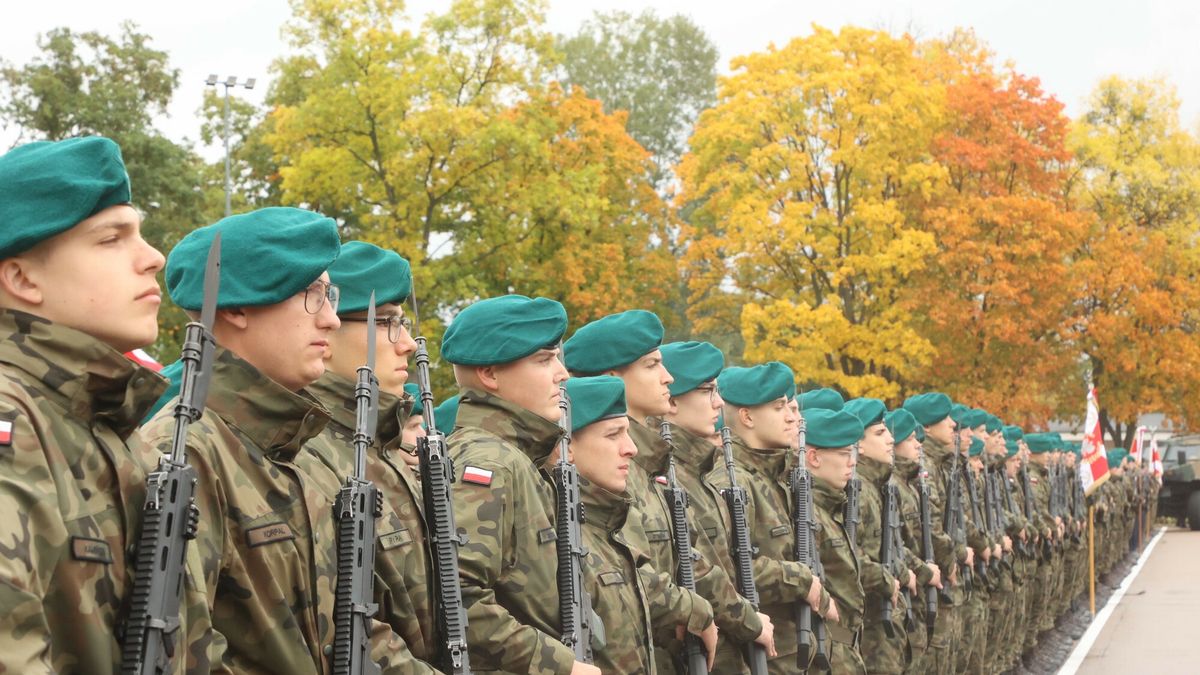 Przysi?ga ?o?nierzy dobrowolnej zasadniczej s?u?by wojskowej
Fot. Piotr Molecki/East News, Warszawa, 02.10.2022. Wojskowa Akademia Techniczna. Uroczysta przysiega zolnierzy dobrowolnej zasadniczej sluzby wojskowej przyjetych na studia w czterech uczelniach wojskowych. Przysiege zlozylo blisko 1500 zolnierzy dobrowolnej zasadniczej sluzby wojskowej rozpoczynajacych studia w Wojskowej Akademii Technicznej, Akademii Wojsk Ladowych, Lotniczej Akademii Wojskowej i Akademii Marynarki Wojennej.
Piotr Molecki