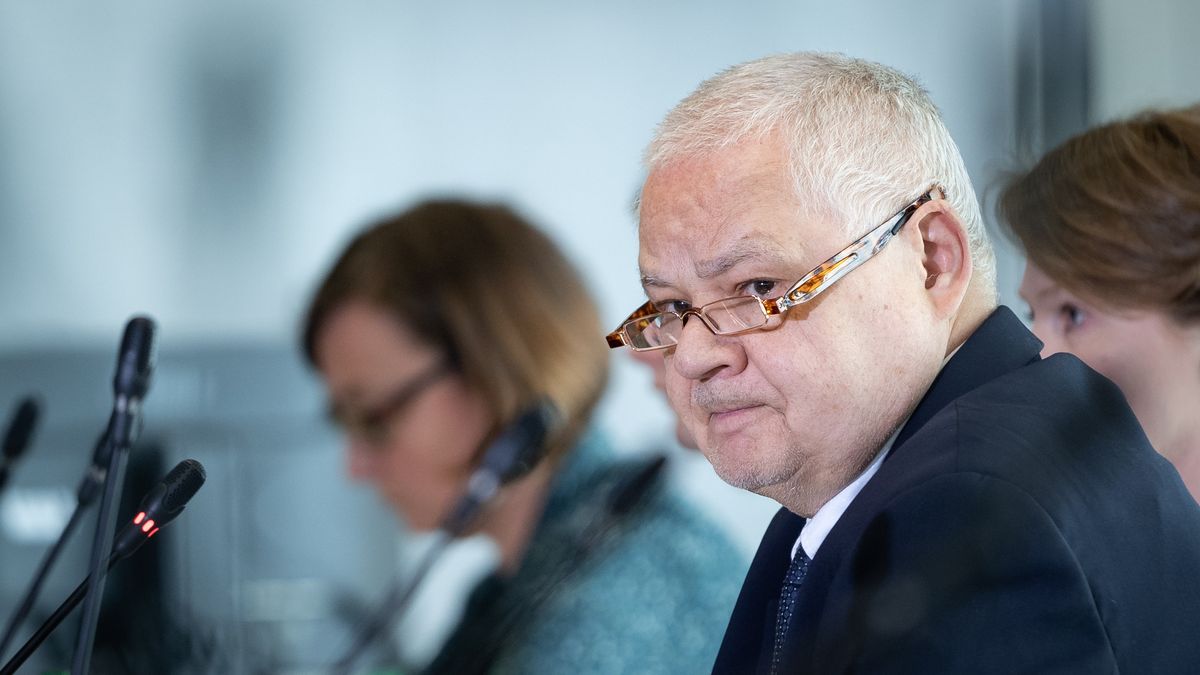 Na zdjęciu prof. Adam Glapiński w trakcie posiedzenia sejmowej komisji finansów