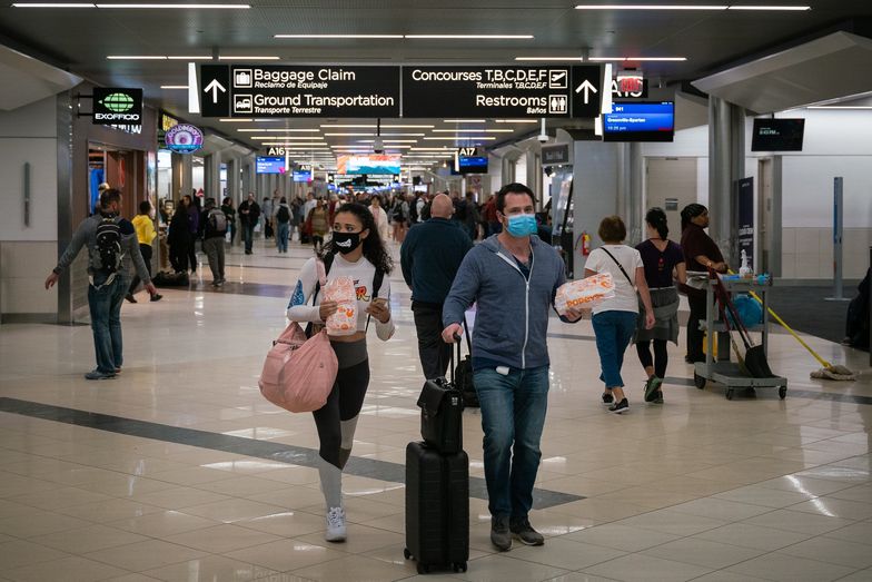 Linie lotnicze nie oddają pieniędzy za odwołane loty. Nawet banki nie pomogą