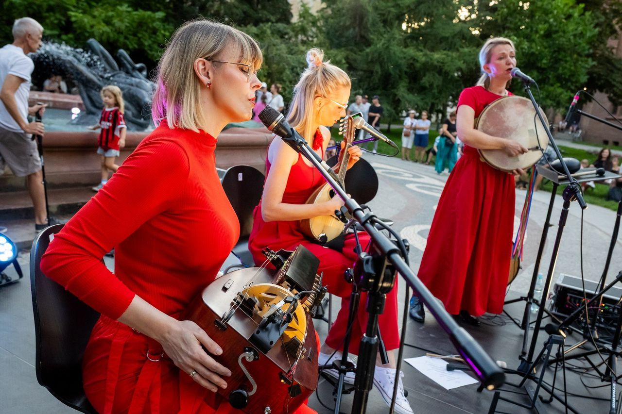 Bydgoszcz: Trzy dziewczyny z miasta i wiejskie piosenki przy Fontannie Potop. Zdjęcia z koncertu zespołu Svahy