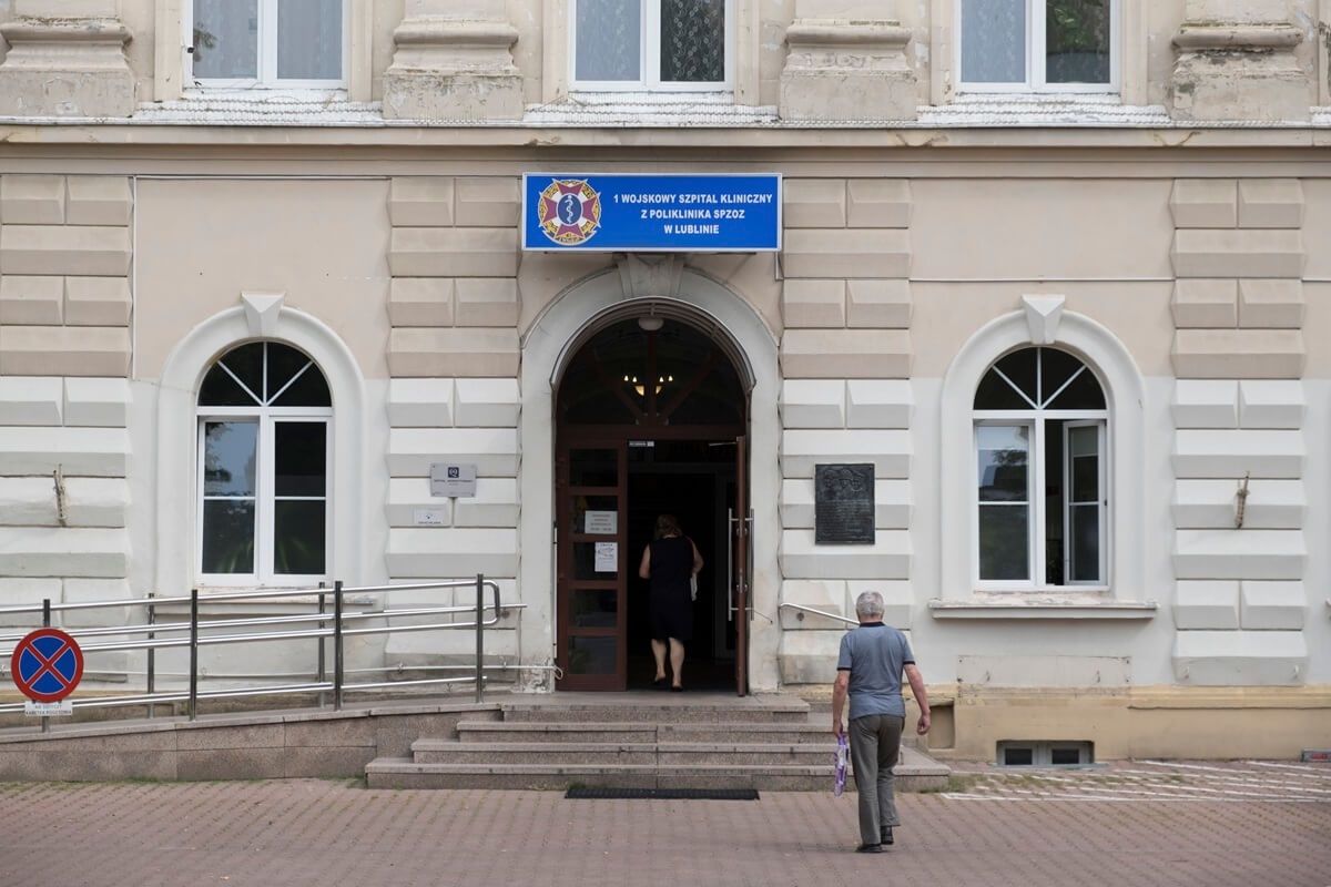 Afera w szpitalu wojskowym przy Al. Racławickich. W tle lewe grafiki i badania warte ponad 119 tys. zł