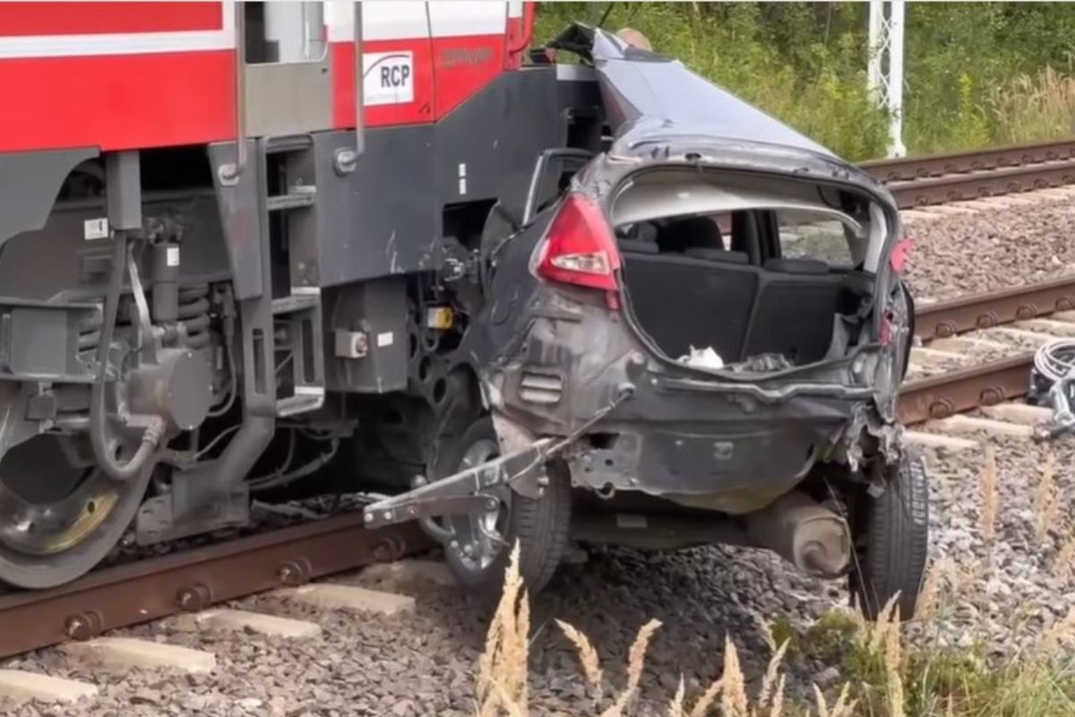 Tyle zostało z osobówki. Tragedia na przejeździe kolejowym