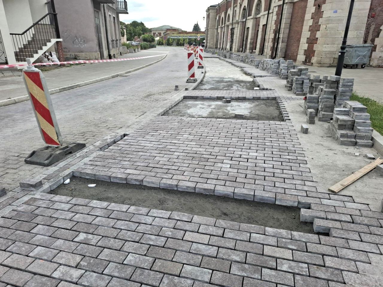 Zamość: "Kamienice cierpią". O lodowisku, dziurze na Rynku Wielkim, zabytkach i wertepach na ul. Królowej Jadwigi