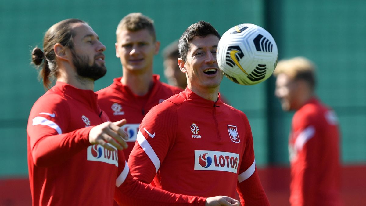 Warszawa, 07.09.2021. Piłkarze reprezentacji Polski Robert Lewandowski (P) i Grzegorz Krychowiak (L) podczas treningu kadry w Warszawie, 7 bm. Polacy przygotowują się do jutrzejszego meczu eliminacyjnego mistrzostw świata z Anglią. (gj) PAP/Piotr Nowak