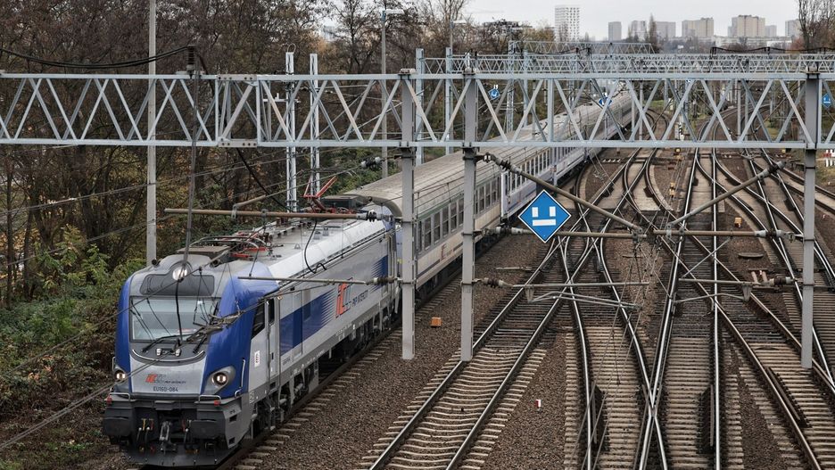 Ruch pociągów był wstrzymany przez półtorej godziny. Zdjęcie ilustracyjne.