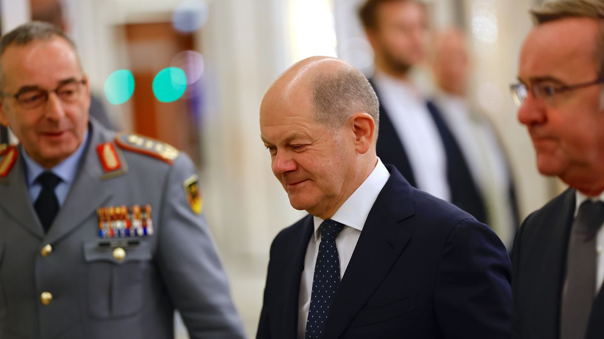German Chancellor Olaf Scholz (C), German Defense Minister Boris Pistorius (R) and Inspector General of the Bundeswehr Carsten Breuer (L) attend the annual conference of the German Armed Forces Bundeswehr in Berlin, Germany, 10 November 2023. Once a year, the Bundeswehr Conference spends two days discussing the situation and future of the armed forces. The political and military leadership of the Bundeswehr first discusses the state and direction of the armed forces in an internal session. On the second day, external experts and representatives from politics, think tanks and society join in. EPA/HANNIBAL HANSCHKE Dostawca: PAP/EPA.