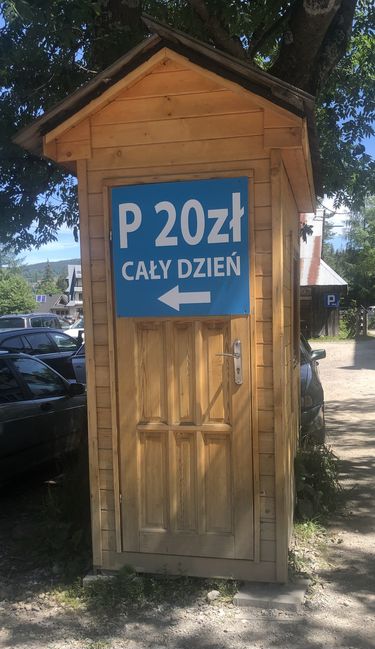 Tabliczka informująca o cenie parkingu