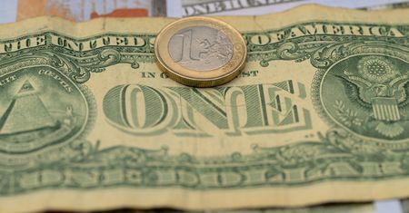 Złoty traci. Tak zmieniła się wartość dolara i euro