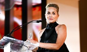 Sharon Stone o aborcji: "Mogłam urodzić w kabinie toalety"