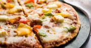 Smakuje lepiej od kalafiora. Ten spód do pizzy pokochają osoby na diecie