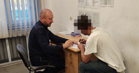 Agresywni mężczyźni w rękach policji. Jeden z nich był poszukiwany