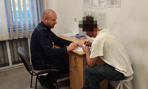 Agresywni mężczyźni w rękach policji. Jeden z nich był poszukiwany