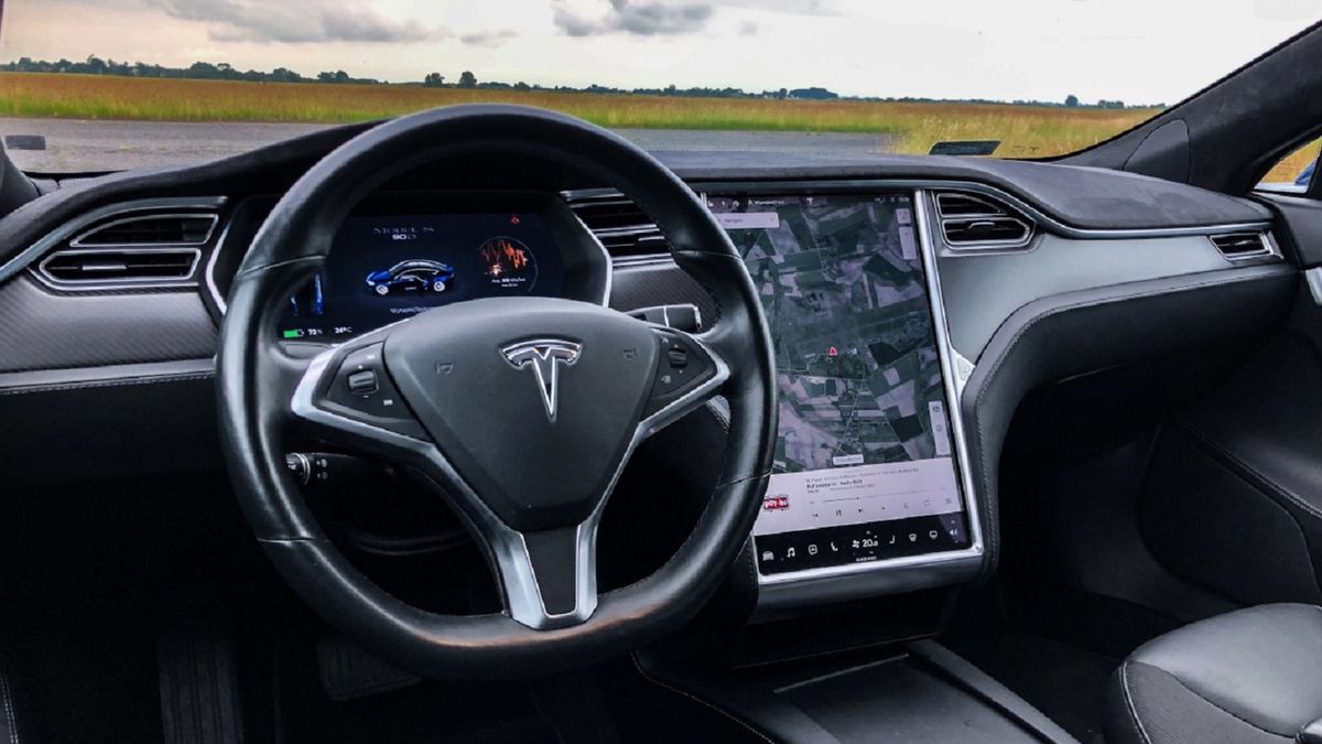 W samochodach Tesli ponownie wykryto poważną usterkę