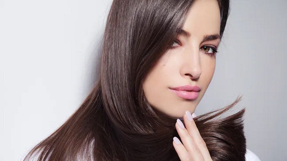 Odżywianie, podcinanie włosów i odpowiedni sposób modelowania są niezbędne dla właściwej kondycji włosów