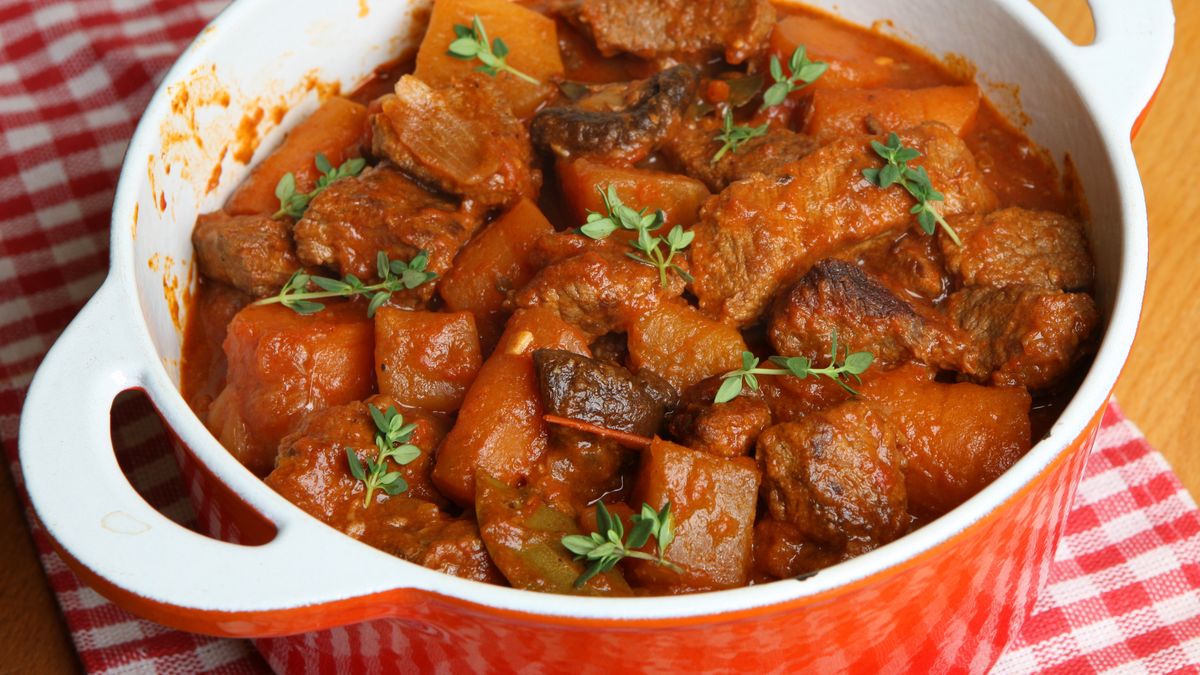 Gulasz wołowy w węgierskim stylu. Doskonale rozgrzewa i syci