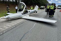 Awaryjnie wylądował na ruchliwej drodze. Zderzył się z dwoma autami