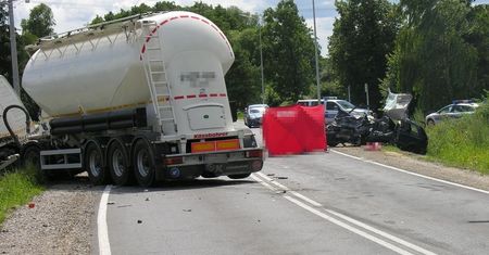 Lubelskie: Wypadek na drodze wojewódzkiej 812. Volkswagen czołowo zderzył się z ciężarówką
