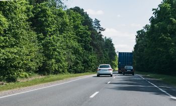 Poszedł na "czołówkę" z policją. Oto co mu grozi