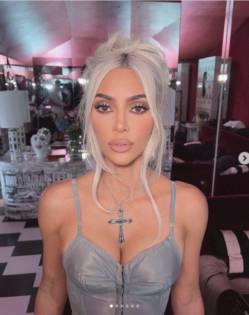Kim Kardashian eksponuje szczupłą sylwetkę na planie reklamy