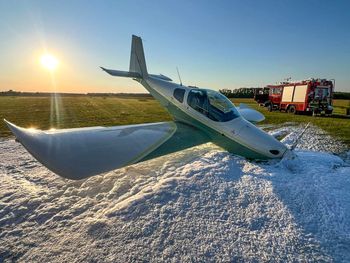 Awaryjne lądowanie awionetki w Michałkowie. Pilot i pasażer wyszli o własnych siłach