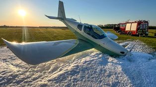 Awaryjne lądowanie awionetki w Michałkowie. Pilot i pasażer wyszli o własnych siłach