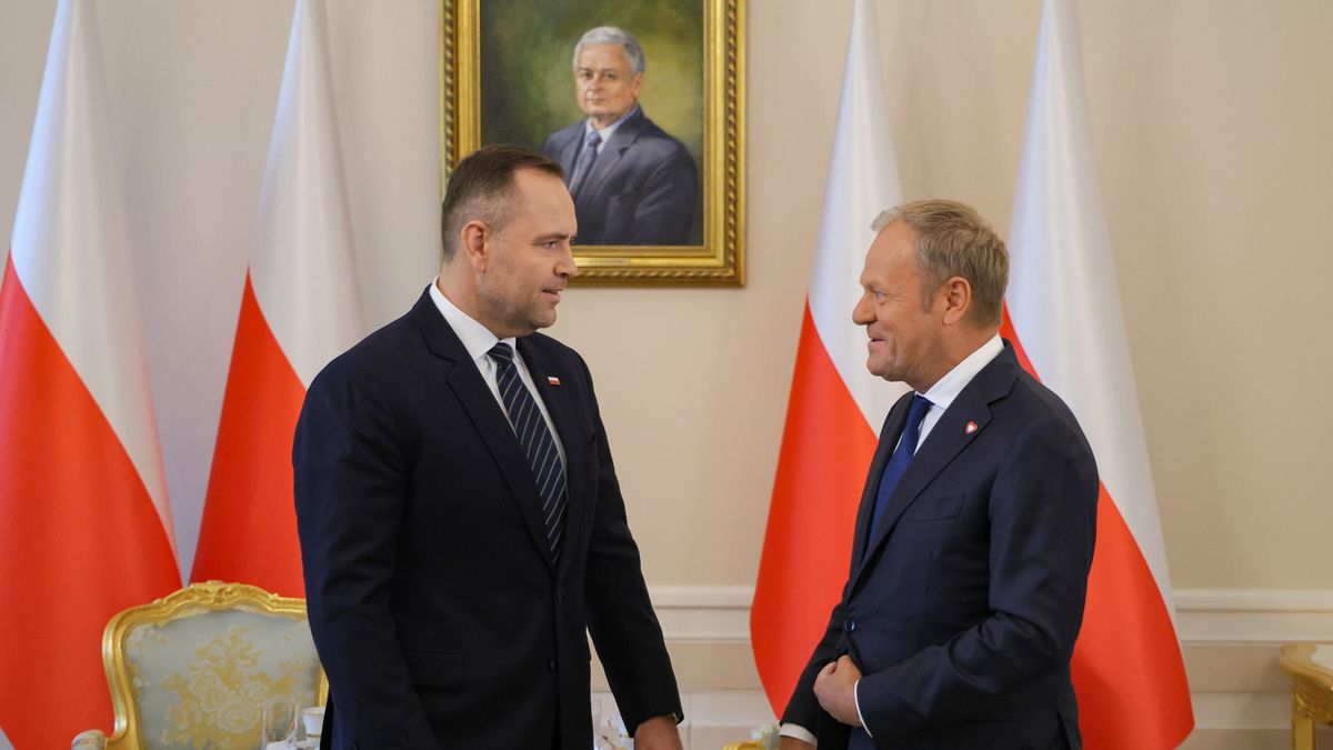 Warszawa, 14.08.2025. Premier Donald Tusk (P) i prezydent Karol Nawrocki (L) podczas spotkania w Pałacu Prezydenckim w Warszawie, 14 bm. Wg informacji rzecznika prasowego prezydenta spotkanie odbywa się na prośbę szefa rządu. (ad) PAP/Paweł Supernak