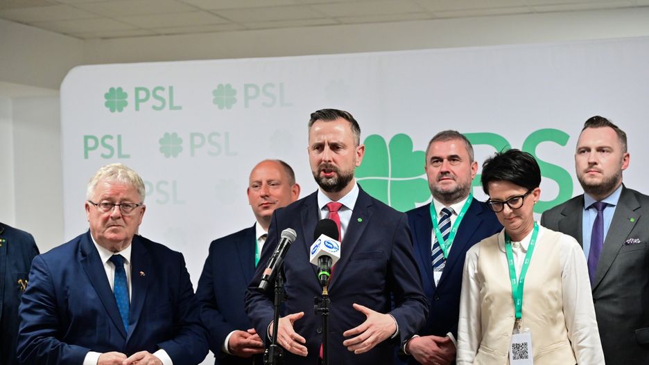 W�adys�aw Kosiniak-Kamysz, Krzysztof Kl�czar, Stanis�aw Bukowiec, Urszula Nowog�rska
Krak�w, 28.06.2025. Wicepremier, minister obrony narodowej W�adys�aw Kosiniak-Kamysz (3L), minister rolnictwa i rozwoju wsi Czes�aw Siekierski (L), wojewoda ma�opolski Krzysztof Kl�czar (2L), sekretarz stanu w Ministerstwie Infrastruktury Stanis�aw Bukowiec (3P) oraz pos�anka PSL Urszula Nowog�rska (2P) podczas konferencji prasowej w Centrum Konferencyjnym Akademii Rolniczej w Krakowie, 28 bm. (jm) PAP/Art Service
Art Service
konferencja prasowa, polityk, polityka, polskie stronnictwo ludowe, psl