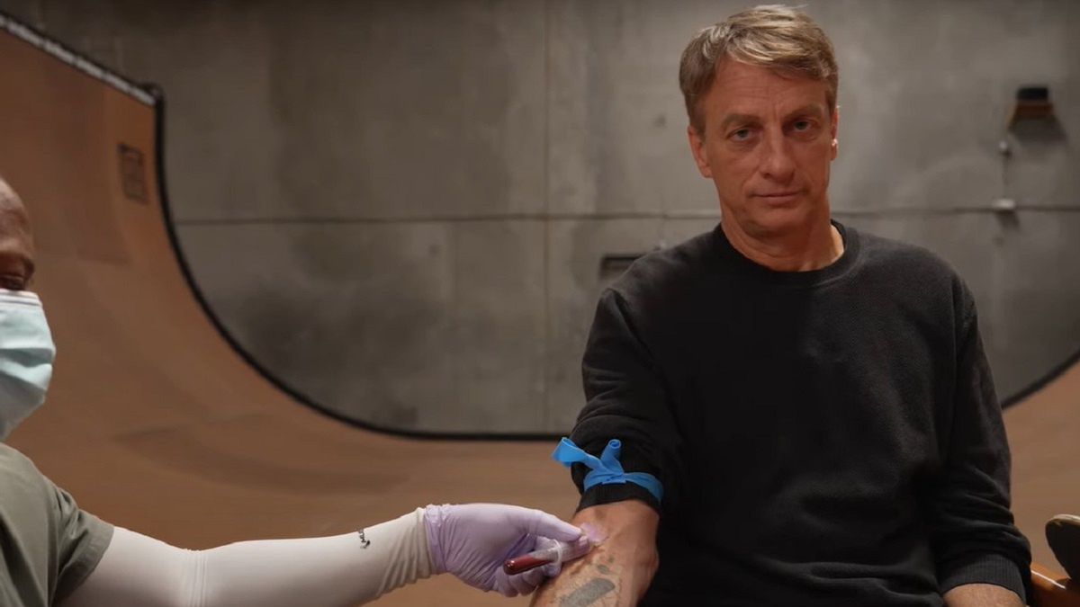 Tony Hawk oddaje krew do malowania swoich deskorolek